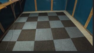 【築100年の蔵をDIY】棚撤去と蜜蠟ワックス仕上げ、床に絨毯マット施工